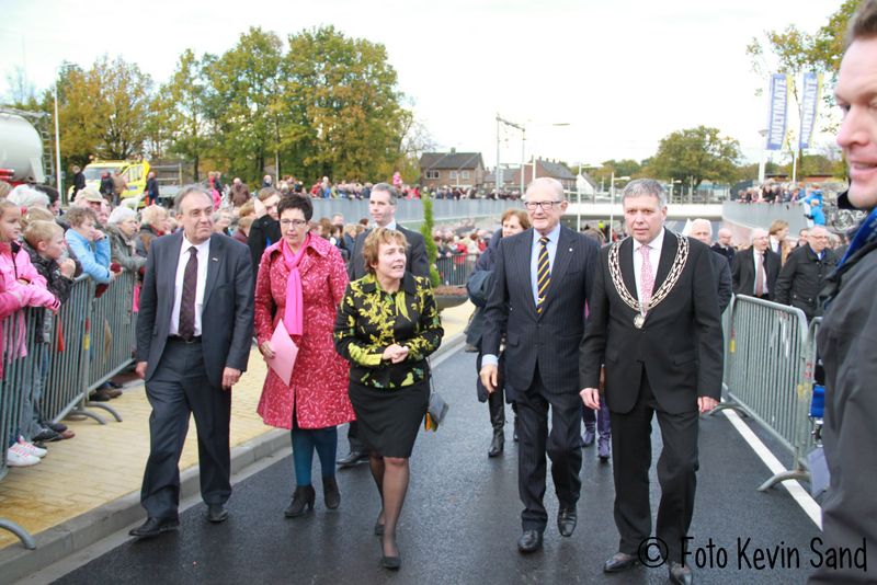 vollenhoven opent tunnel wierden