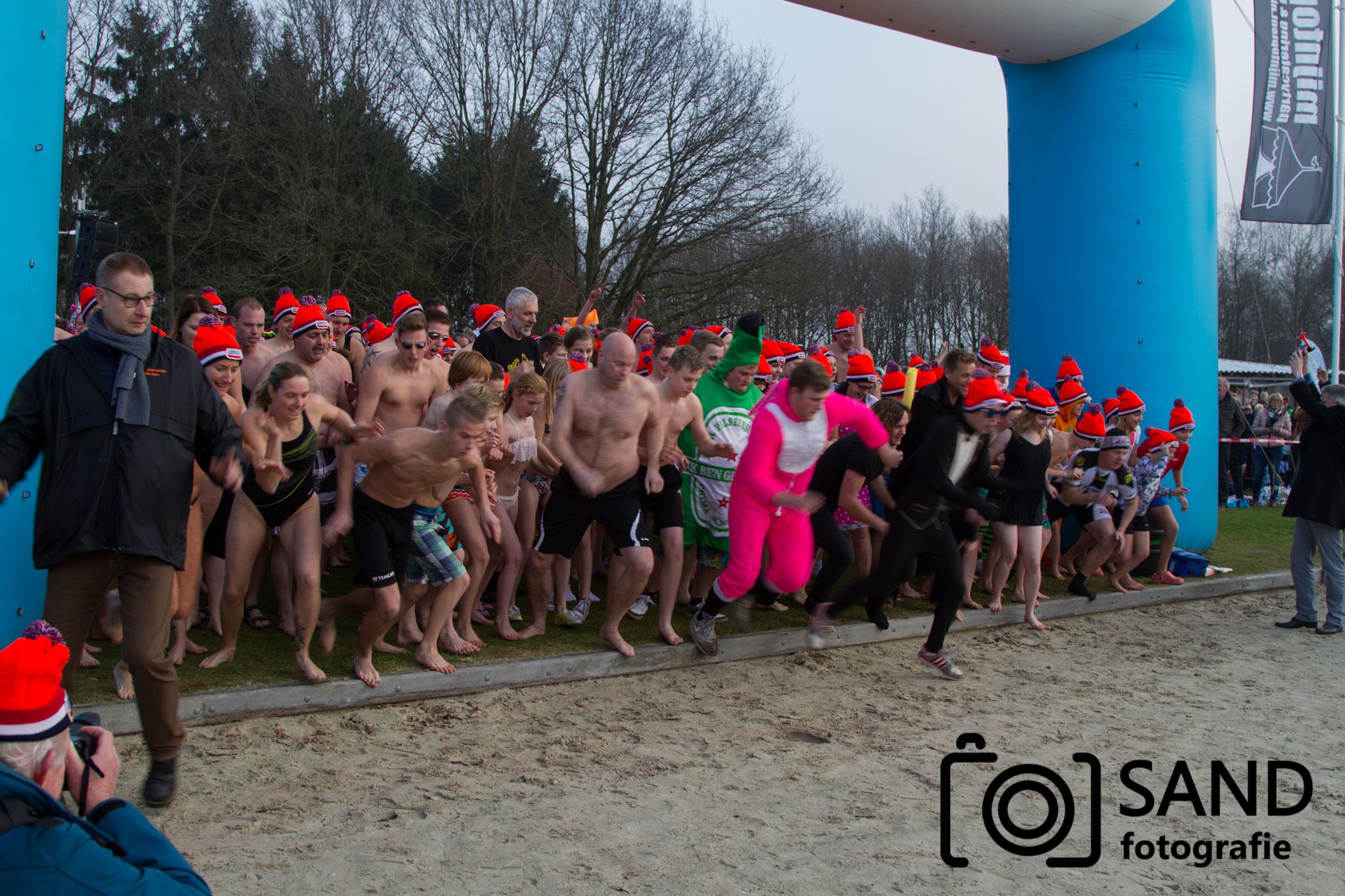 Nieuwjaarsduik 2016 op het Lage Veld in Wierden Sand Fotografie