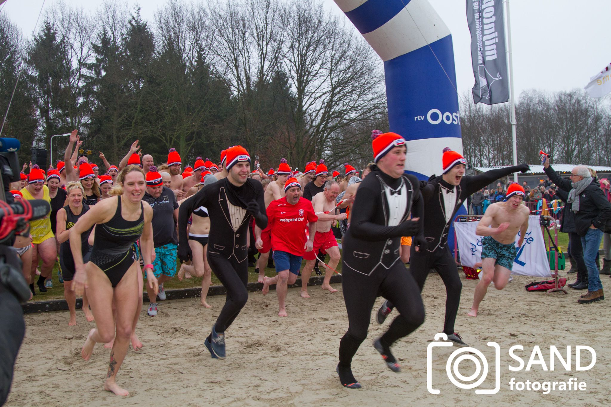 Nieuwjaarsduik 2017 op het Lage Veld in Wierden Sand Fotografie