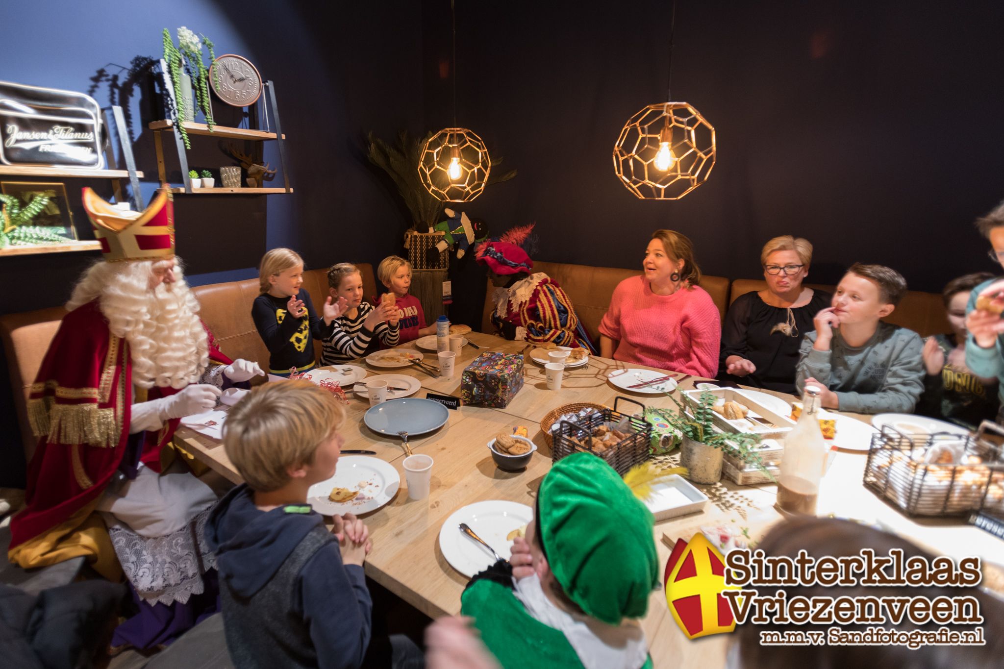 30-11-'19 Lunchen met Sinterklaas bij Löwik Meubelen Vriezenveen Sand Fotografie