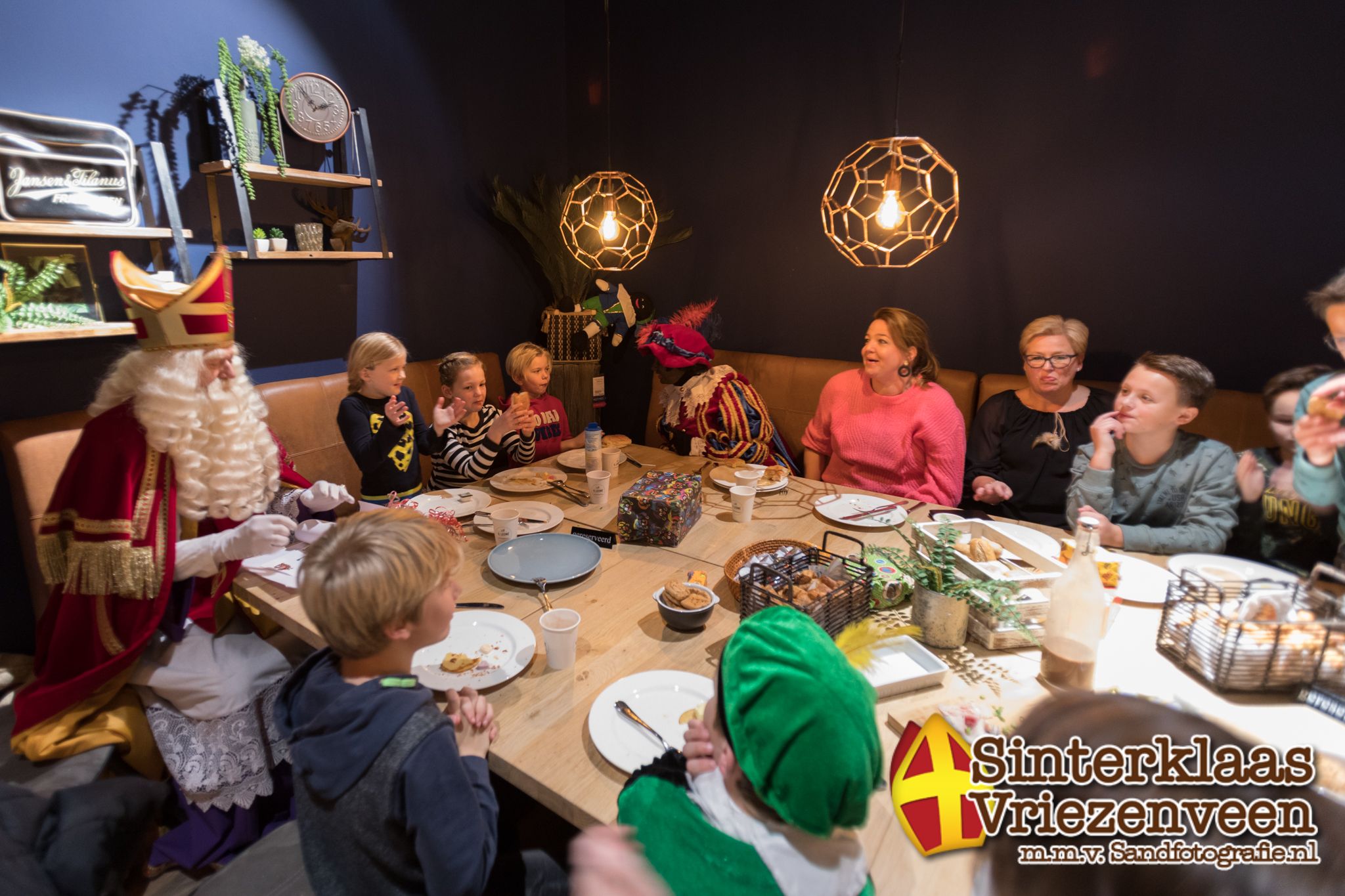 30-11-'19 Lunchen met Sinterklaas bij Löwik Meubelen Vriezenveen Sand Fotografie