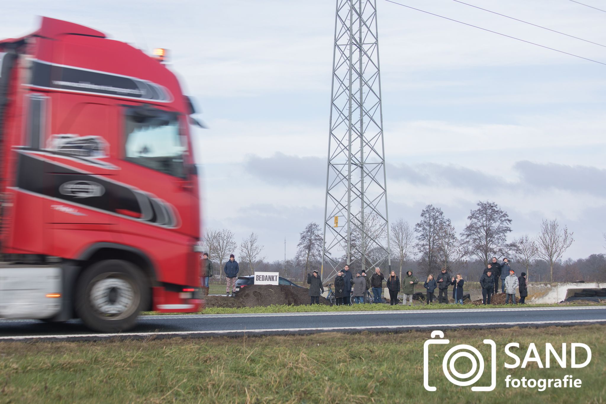 Indrukwekkende laatste groet aan Henny Mullink, truckspotter van de N36 Sand Fotografie