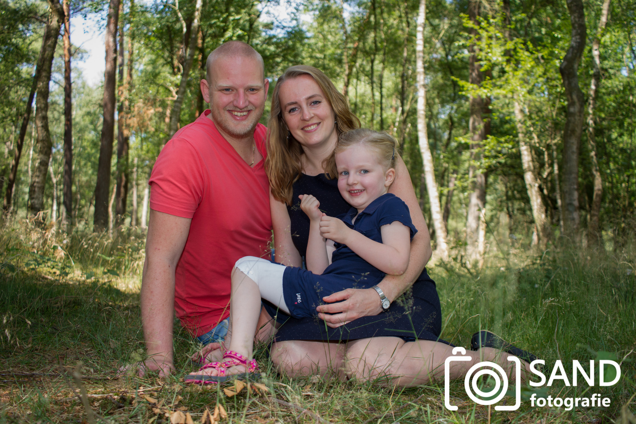 Familieportret gemaakt in het bos door Sand Fotografie