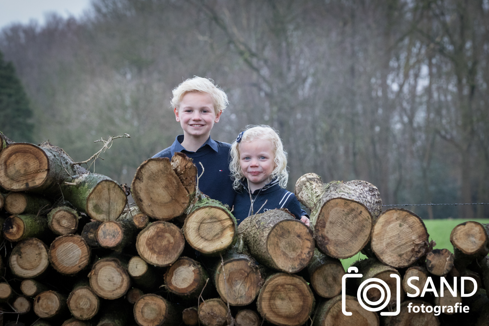 Portret van broer en zus gemaakt door Sand Fotografie